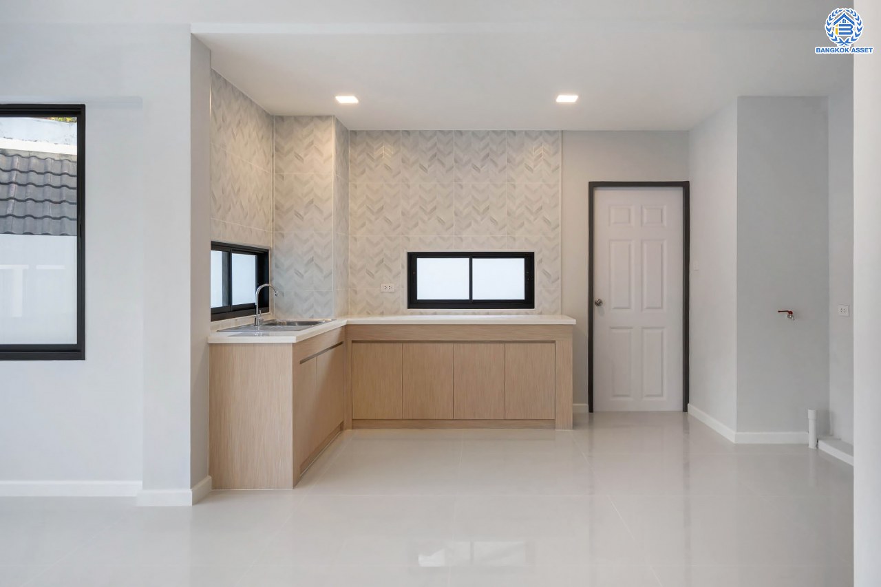 บ้านมือสองตกแต่งใหม่ ดีไซน์สวย โครงการ ลาดพร้าว130 ลาดพร้าว หลังใหญ่ถึง 154 ตร.ว. ฟังก์ชัน 4 ห้องนอน 5 ห้องน้ำ 1 ห้องแม่บ้าน จอดรถได้ 2 คัน พื้นที่ใช้สอยกว่า 589 ตร.ม. รองรับทุกกิจกรรม บนทำเลเชื่อมต่อหลายเส้นทาง อาทิ ถนนรัชดาภิเษก, ถนนเสรีไทย, ถนนรามคำแหง ใกล้จุดขึ้นทางด่วน "ฉลองรัช" ใกล้รถไฟฟ้าสายสีเหลือง "สถานีลาดพร้าว101" และรถไฟฟ้าสายสีส้ม "หัวหมาก"